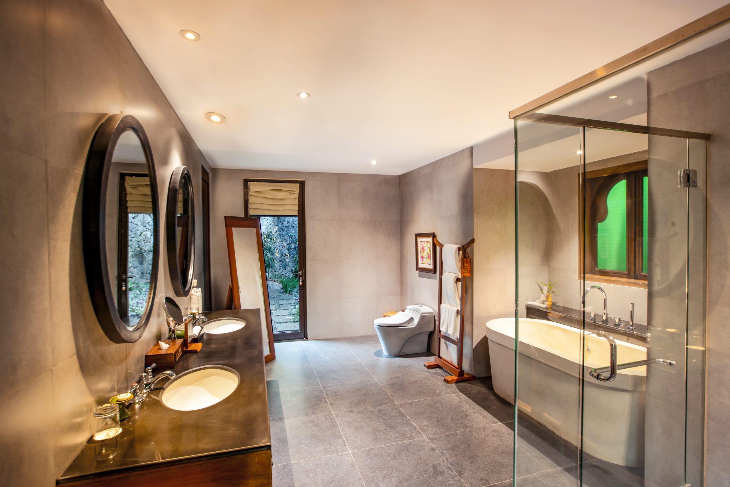PLB_Grand_Spa_Pool_Bathroom